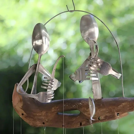 Fiskarvindklocka – Skulptur i återvunnen metall för fiskträdgård MILA Sverige