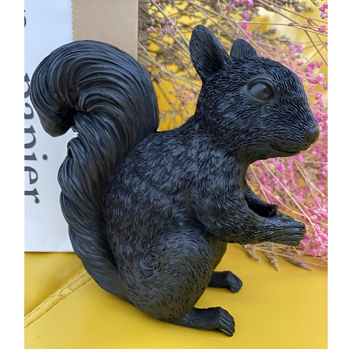 Bordslampa med ekorrfigur – Söt dekordetalj i nordisk design Carvallo