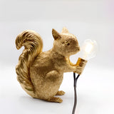 Bordslampa med ekorrfigur – Söt dekordetalj i nordisk design Carvallo