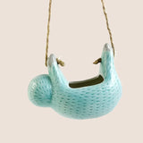 SlothGarden – Hantverksgjord kruka med senglema temat och upphängningssnöre för unik inredning Carvallo