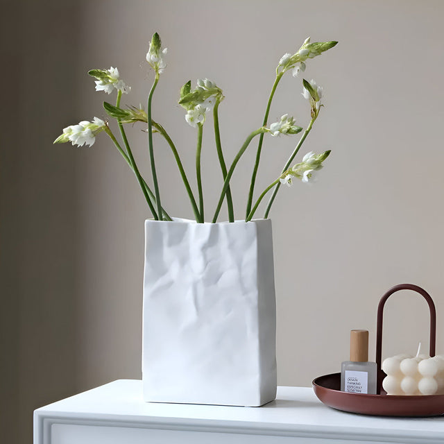 Carvallo – Stilren keramikvase med moderne papperspåse-design Carvallo
