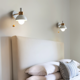 Minimalistisk Trä Vägglampa med Dragomkopplare – Mjuk Pastell Modern Design Carvallo