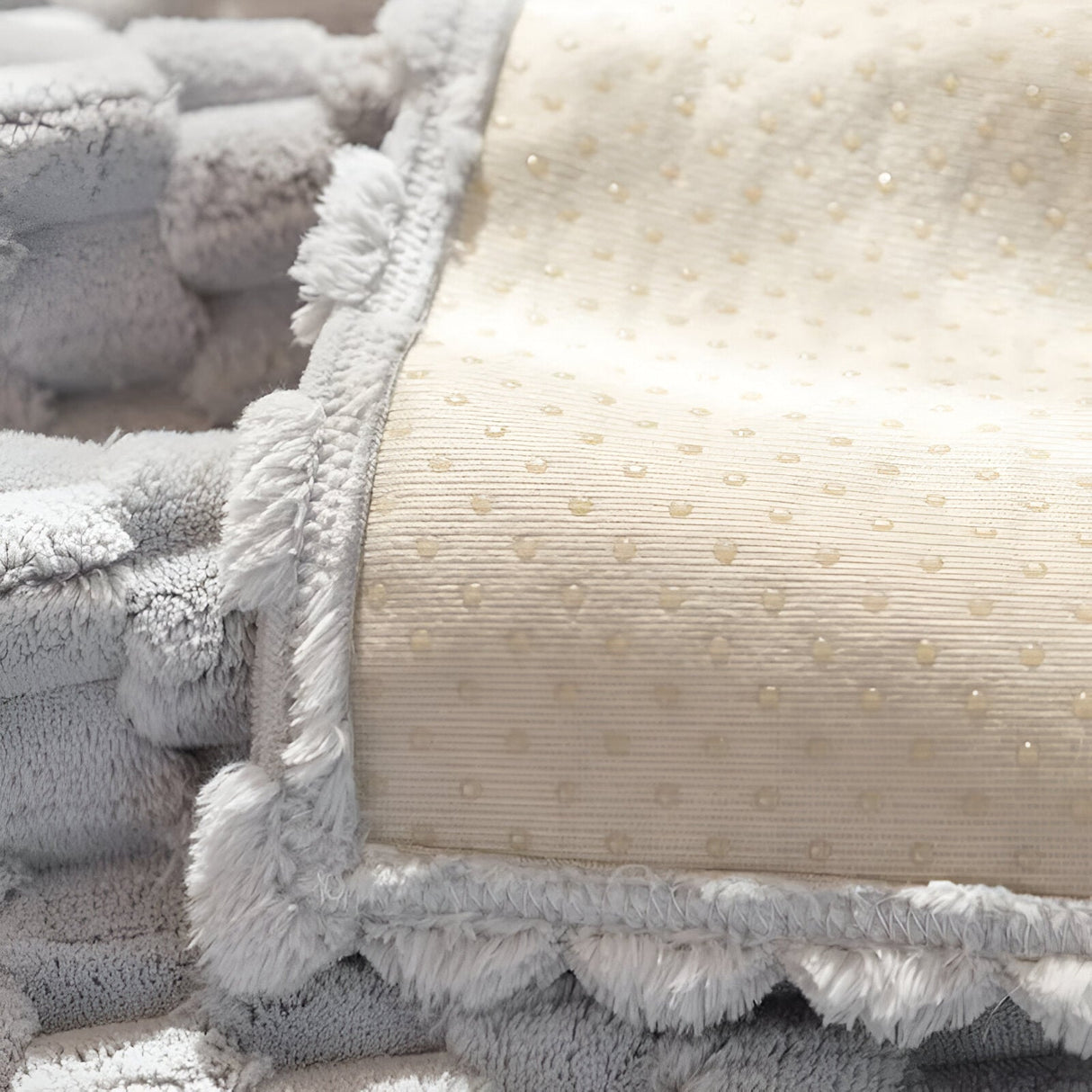 Carvallo – Elegant Non-Slip Cover with Luxury Honeycomb Design Carvallo