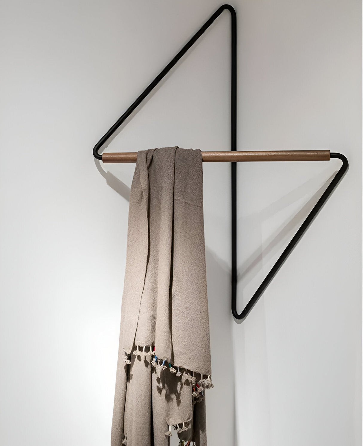 Modern geometrisk metallklädhängare – snygg och mångsidig förvaringslösning MILA Sverige
