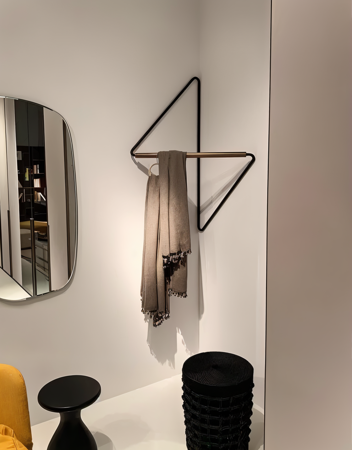 Modern geometrisk metallklädhängare – snygg och mångsidig förvaringslösning MILA Sverige