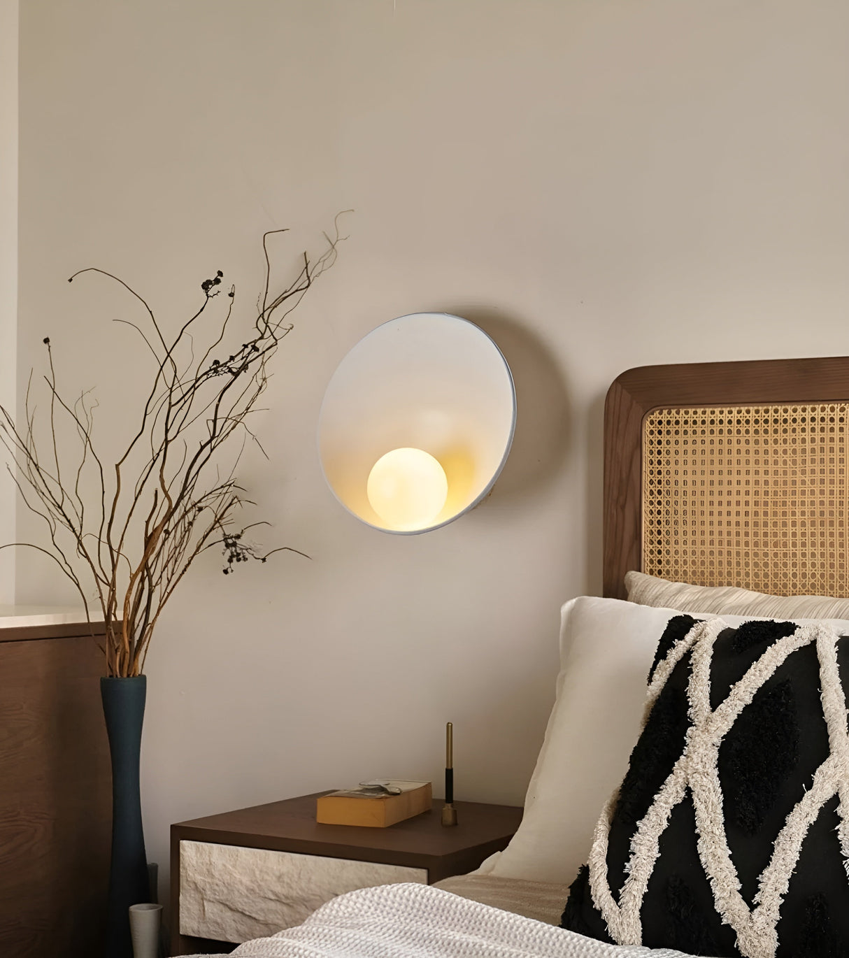 SerenityPearl - Wabi Sabi inspired wall lamp for an inviting atmosphere Carvallo