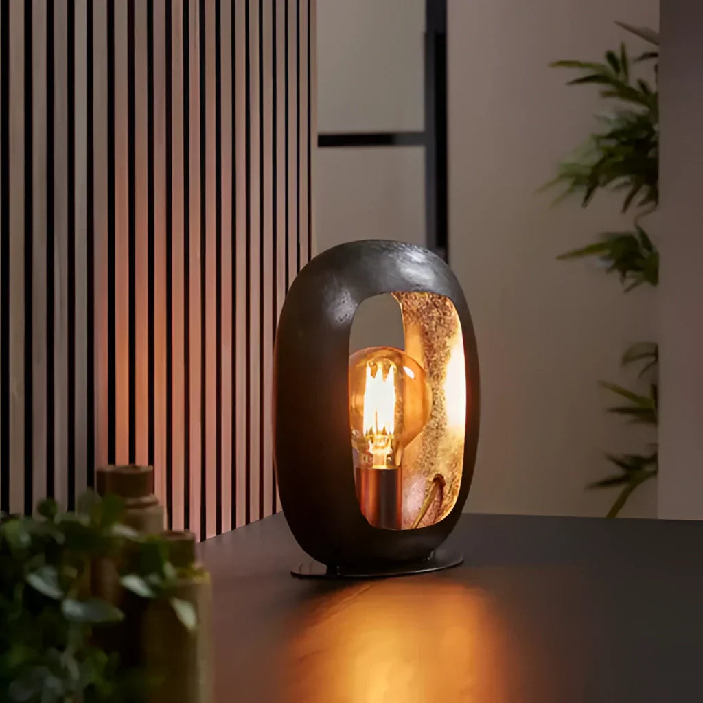 Vintage-stil bordslampa i metall med elegant svart nickel-finish – finns i liten, medel och stor Carvallo