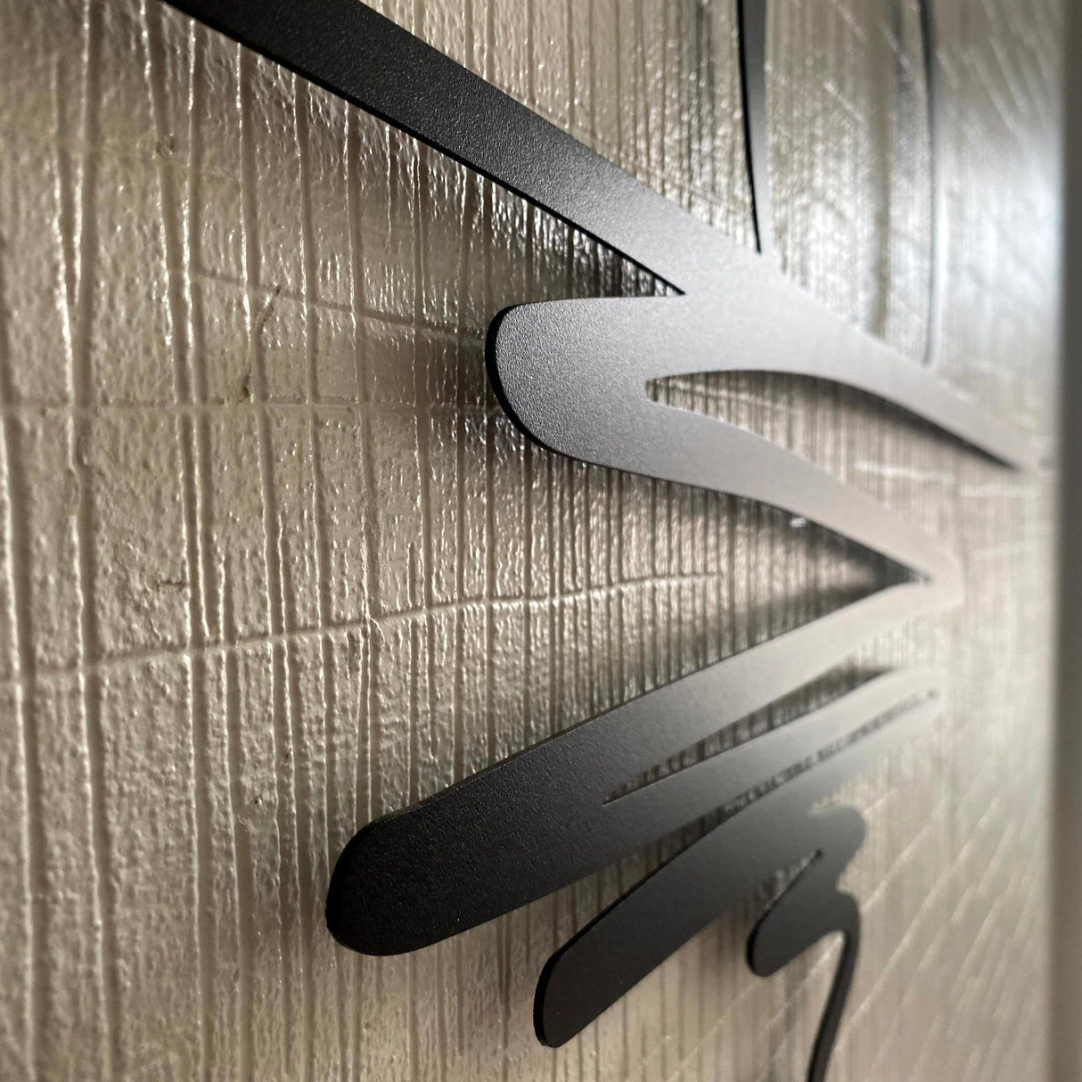 SmokeWhirl Dekor - Minimalistisk Curling Rök Metall Väggdekoration Carvallo