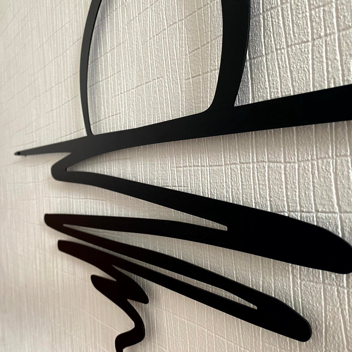 SmokeWhirl Dekor - Minimalistisk Curling Rök Metall Väggdekoration Carvallo