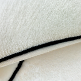 Hayle Matta: Rundt ullteppe med uregelmessig form og minimalistisk stil Carvallo