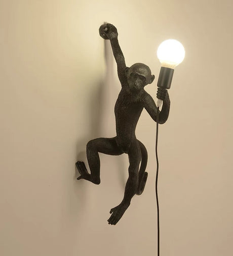 Vägglampa med unik resinapa design Carvallo