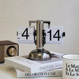 Elegance Flip Clock Retro Charm för Stylish Decor Carvallo