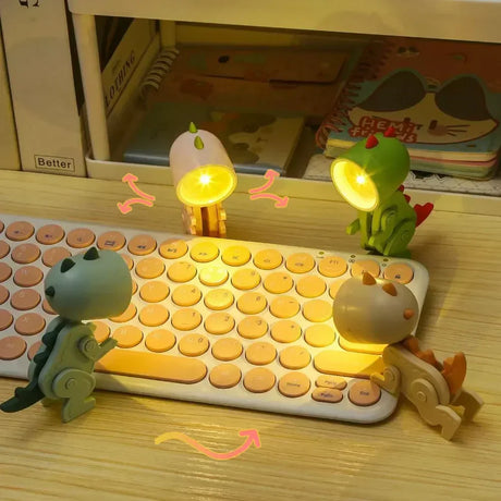 DinoGlow – Söt Dinosaurie LED Bordslampa för Barnrum | Dimbart & Justerbar Carvallo
