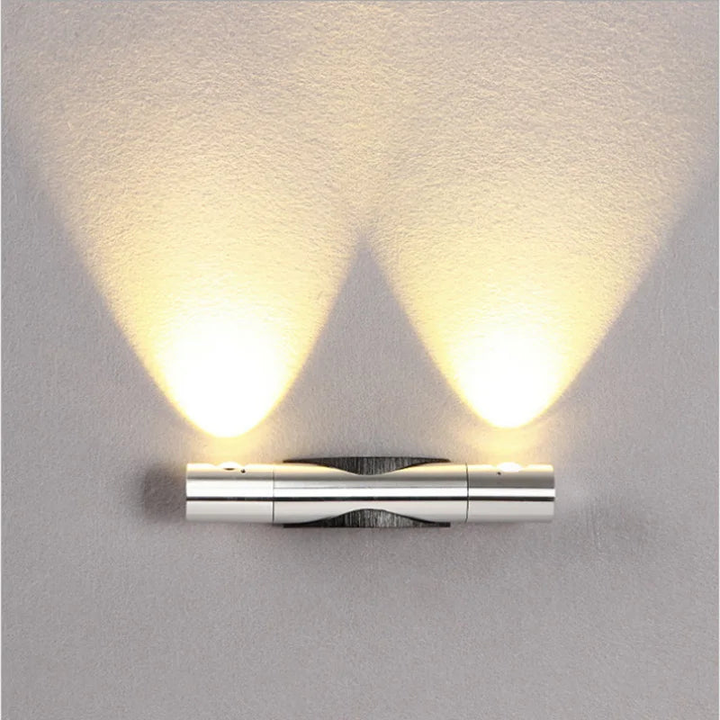 DuoGlow – Dubbel LED Vägglampa Med Justerbara Spotlights Carvallo