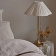 Lindi Bords lamp | Elegant Sänglamp | Åldrad mässing & Linne | 24" Höjd | Brick by Brick Carvallo