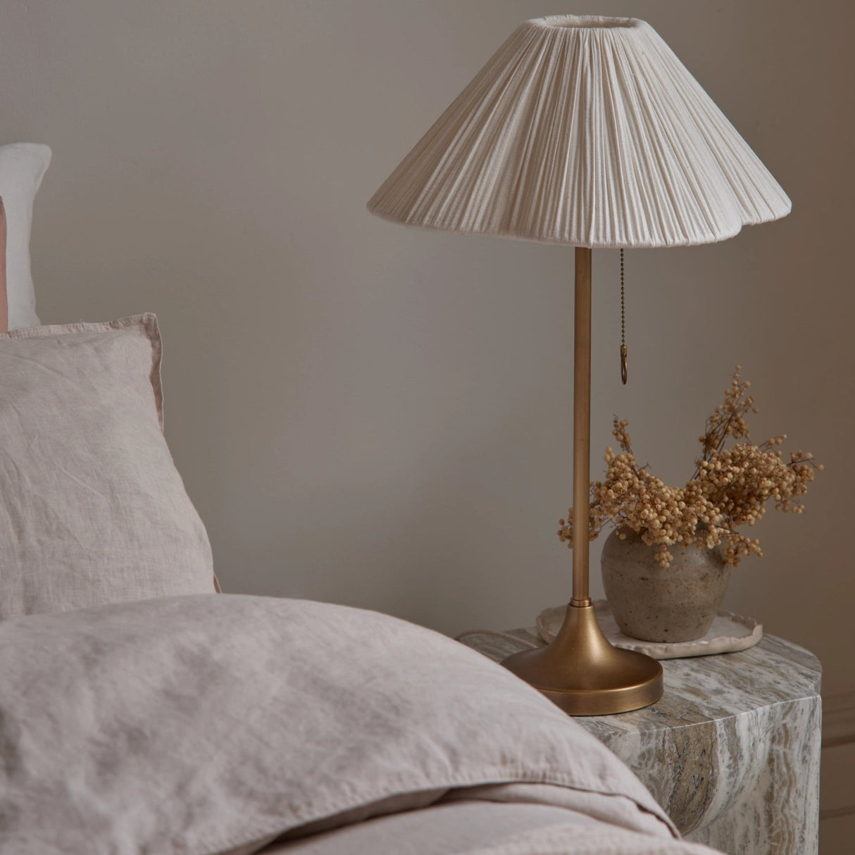 Lindi Bords lamp | Elegant Sänglamp | Åldrad mässing & Linne | 24" Höjd | Brick by Brick Carvallo