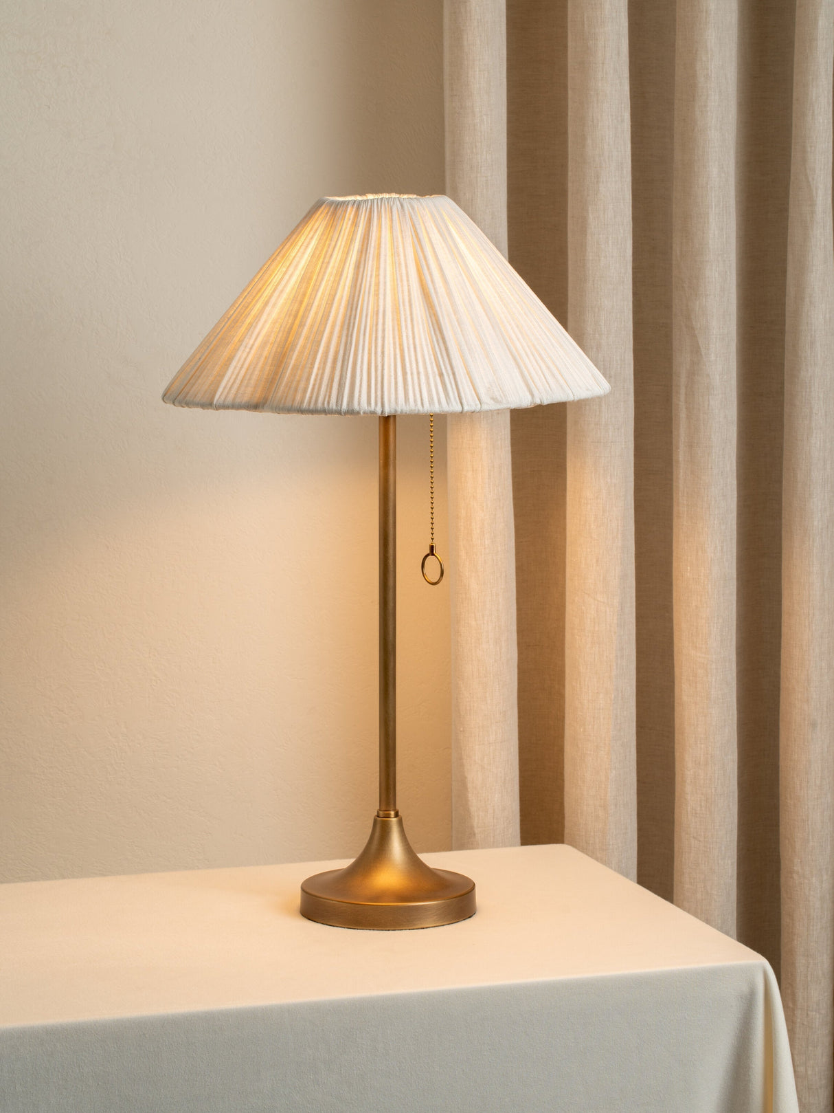 Lindi Bords lamp | Elegant Sänglamp | Åldrad mässing & Linne | 24" Höjd | Brick by Brick Carvallo
