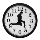 Carvallo – Kreativt väggur med unik illustration av rörlig man och coola siffror Carvallo