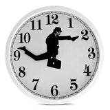 Carvallo – Kreativt väggur med unik illustration av rörlig man och coola siffror Carvallo