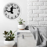 Carvallo – Kreativt väggur med unik illustration av rörlig man och coola siffror Carvallo