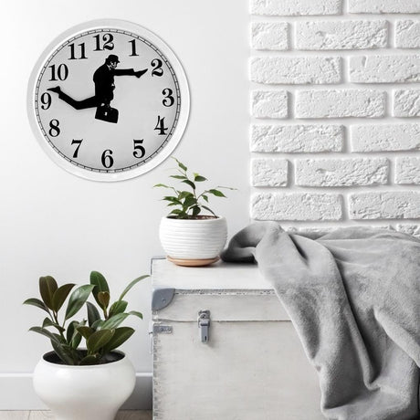 Carvallo – Kreativt väggur med unik illustration av rörlig man och coola siffror Carvallo