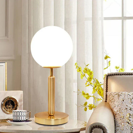 LumiSphere - Modern Glaskamp med Guld LED | Stilren Belysning Carvallo