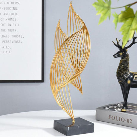 Golden Wave metallskulptur – elegant abstrakt dekor MILA Sverige