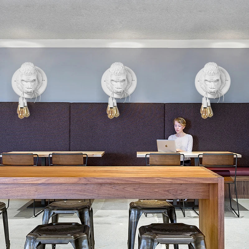 GorillaGlow - Industriell Gorilla Vägglampa med LED för Vardagsrum och Bar Carvallo