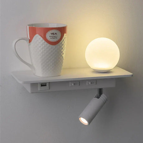 SpaceGlow – Modern LED Vägglampa med Hylla och USB Port Carvallo