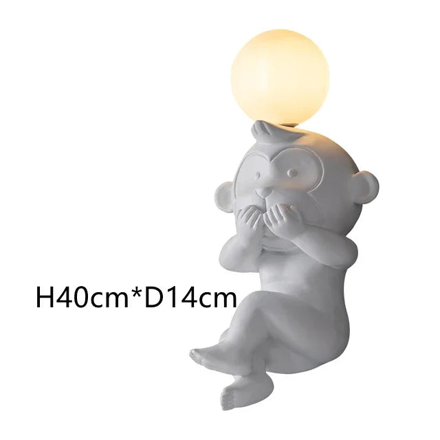 LekfullGlöd - Rolig Apa Vägglampa med Mjölkglas – Dekorativ LED Lampa Carvallo