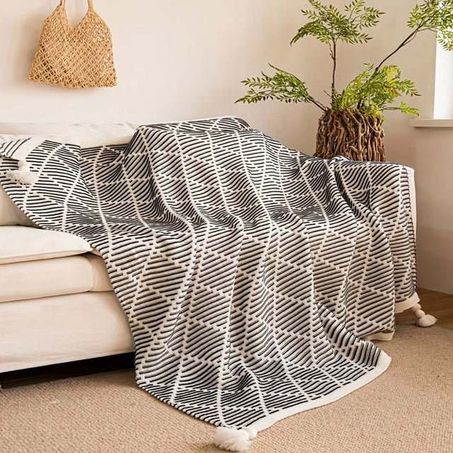Monochrome Diamond Pattern Blanket Carvallo