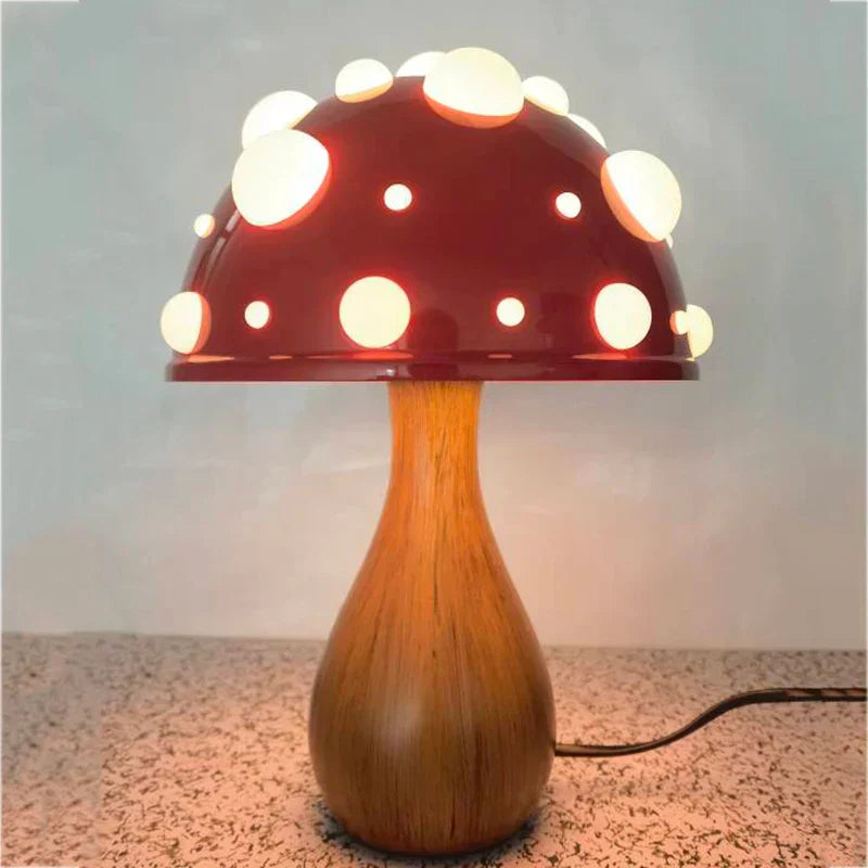 Amanita Svamp Bordslampa Med Mjuk Atmosfärisk Glöd Carvallo