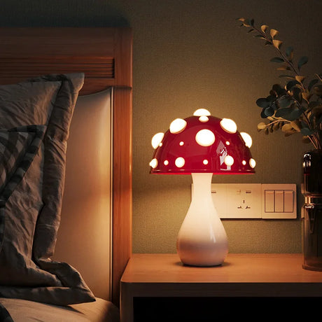 Amanita Svamp Bordslampa Med Mjuk Atmosfärisk Glöd Carvallo