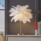 Art Deco Feder Guld Gildad Bords Lampa Med Mjuk Ljus Carvallo
