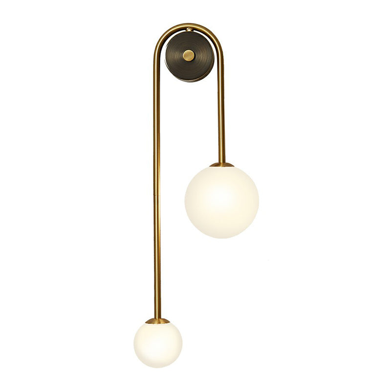 Brass Arc Wall Sconce Två Huvuden Opal Glas Skärm Belysning Carvallo