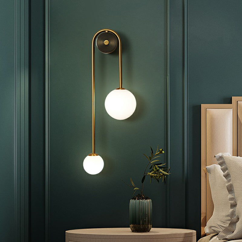 Brass Arc Wall Sconce Två Huvuden Opal Glas Skärm Belysning Carvallo