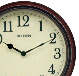 Klassisk brun träväggklocka för tidlös heminredning Carvallo