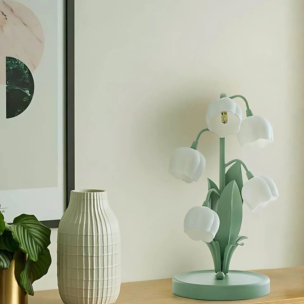 Elegant Bell Orchid Lamp med Mjuk Ljus och Metallisk Finish Carvallo