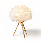 Elegant fjädrar bordslampa med mjukt gyllene ambient ljus Carvallo