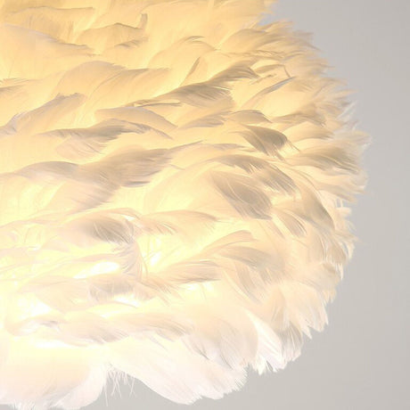 Elegant fjädrar bordslampa med mjukt gyllene ambient ljus Carvallo