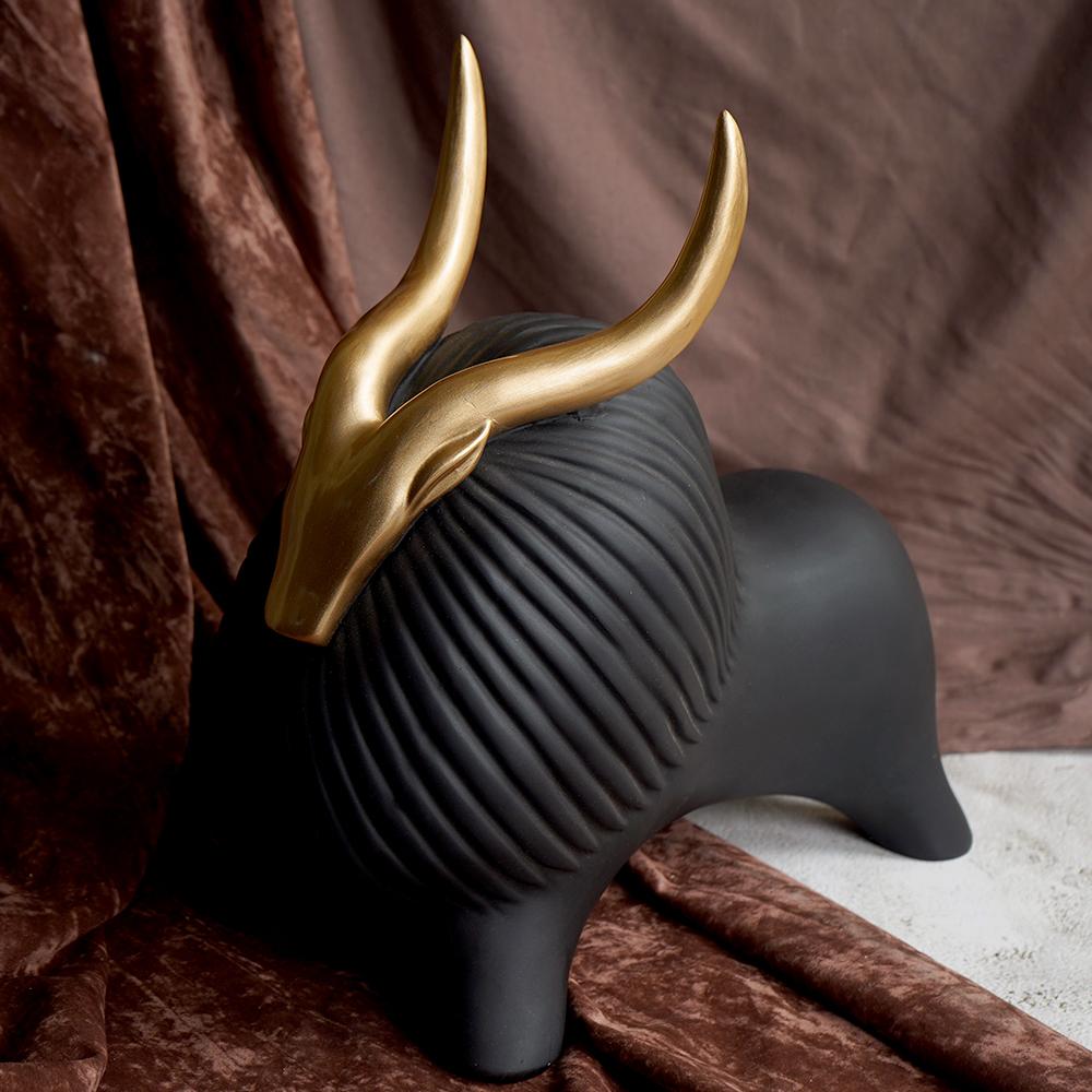 Golden Horned Yak Table Accent för Modern Heminredning Carvallo