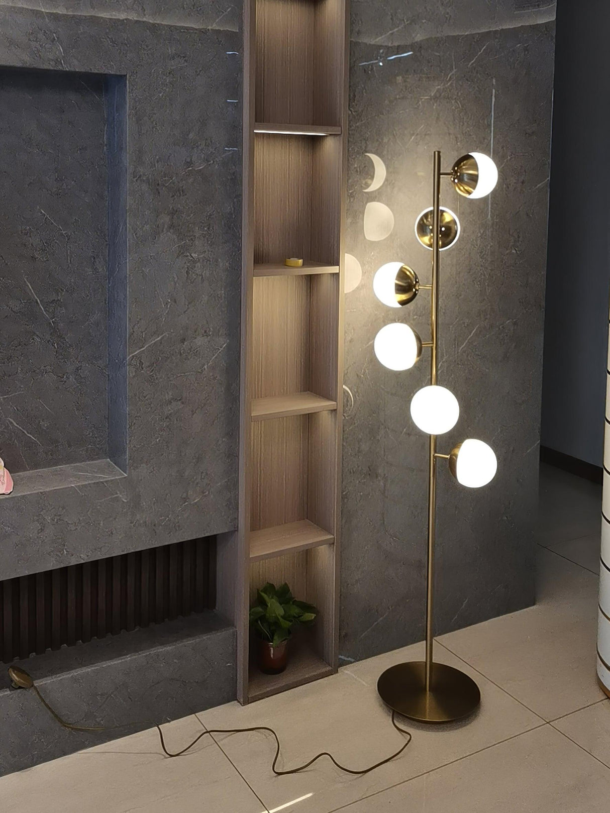 Mitten av seklet LED-träd lampa med glaskulor gold bas Carvallo