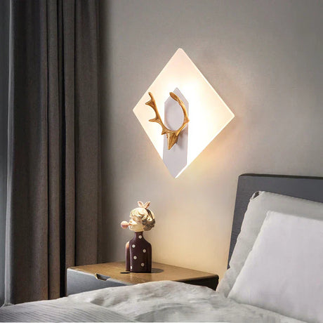 AntlerGlow - Modern LED Vägglampa med Gevärkdesign – Dekorativ Belysning Carvallo