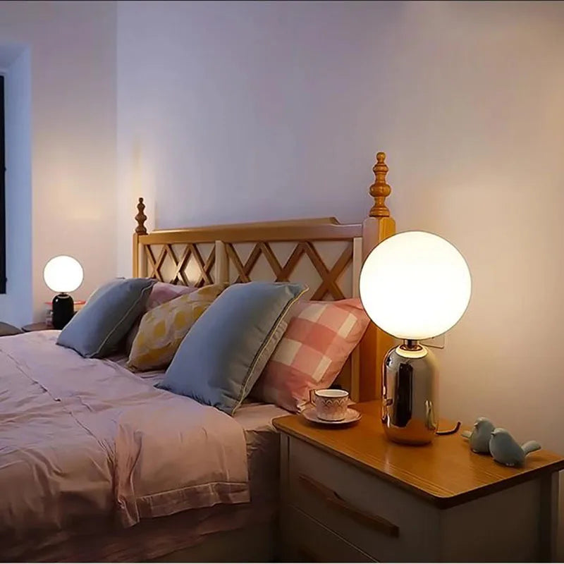 NordicGlow – Bordslampa med Glaskula och LED-belysning Carvallo