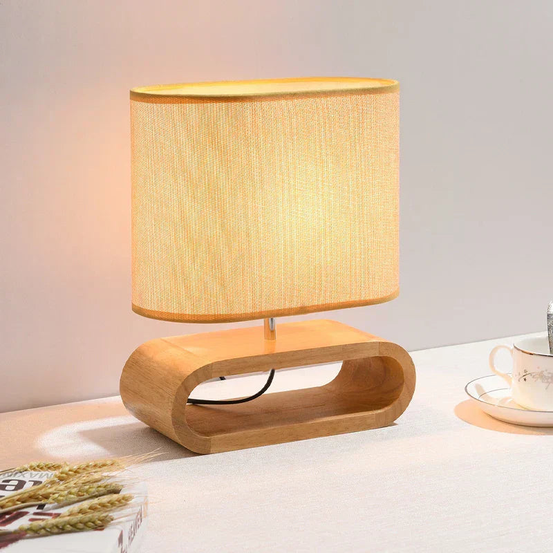 WoodLuxe – Bordslampa med Träbas för Sovrum och Vardagsrum Carvallo