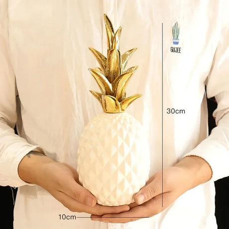 PineGlow - Elegant Ananas Skulptur till Raffinerade Rum Carvallo