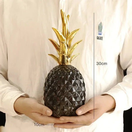 PineGlow - Elegant Ananas Skulptur till Raffinerade Rum Carvallo