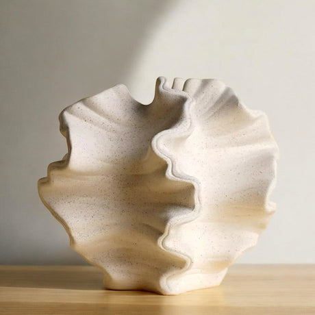 Coastal Elegance Keramikvas – Rev-inspirerad dekorativ accent MILA Sverige