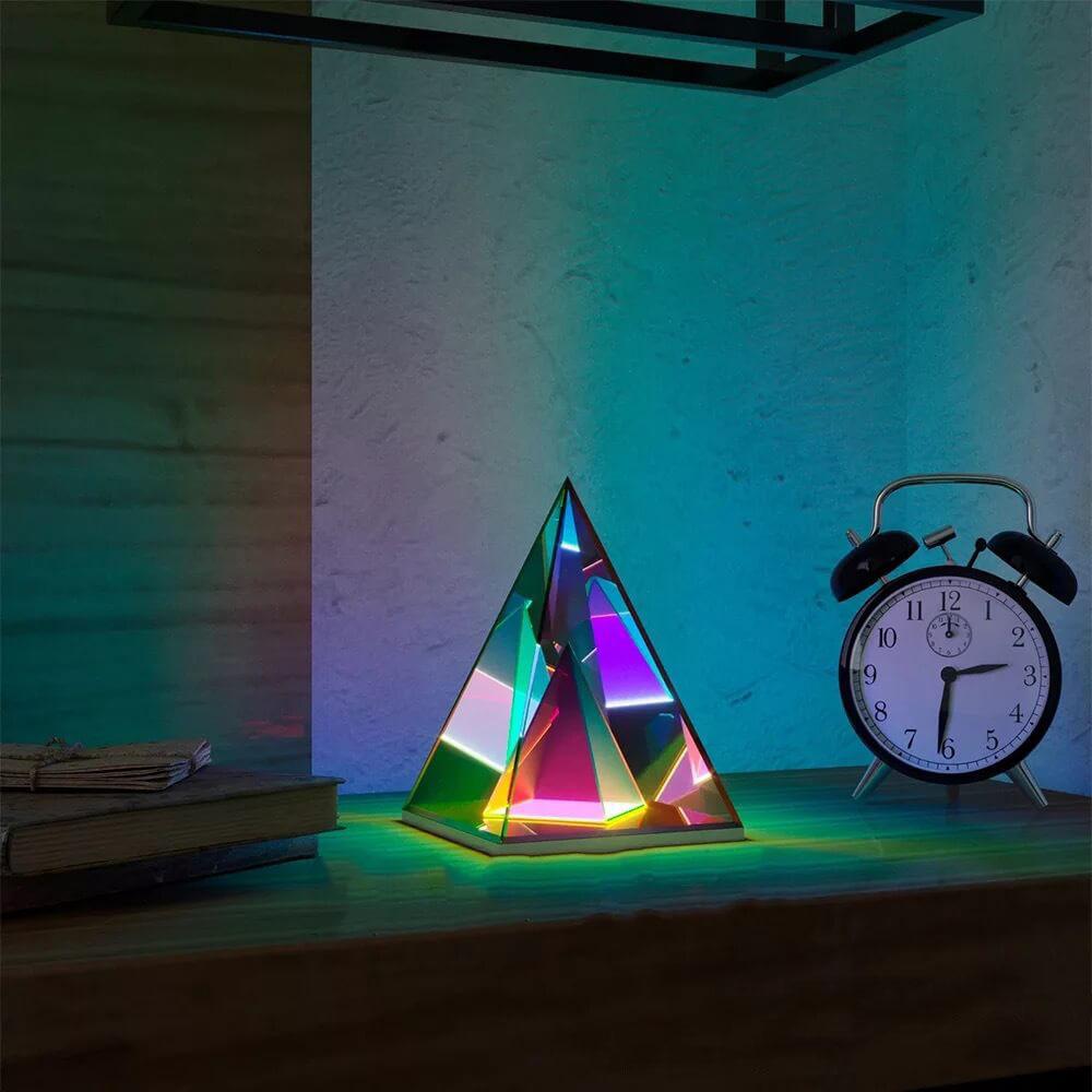 Vibrerande LED-akrylkublampa – färgglad geometrisk triangelljus MILA Sverige