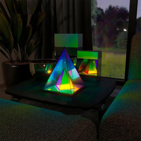 Vibrerande LED-akrylkublampa – färgglad geometrisk triangelljus MILA Sverige
